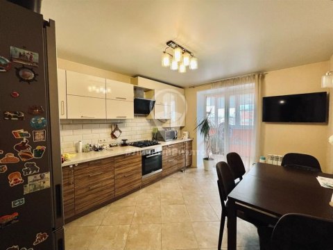 2-к квартира, 10/11 эт., 77м²